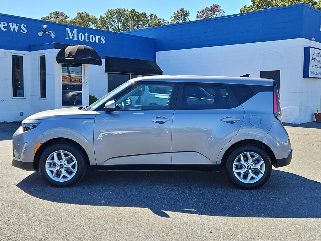Used 2025 Kia Soul LX w/ LX Technology Package FWD image 4
