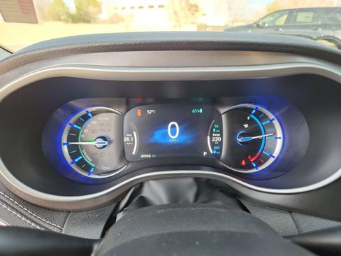 Used 2022 Chrysler Pacifica Touring-L image 11