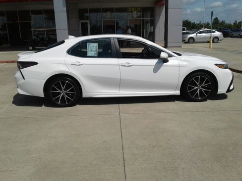 Used 2021 Toyota Camry SE FWD image 8
