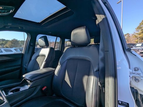 Used 2025 Jeep Grand Cherokee Altitude image 9