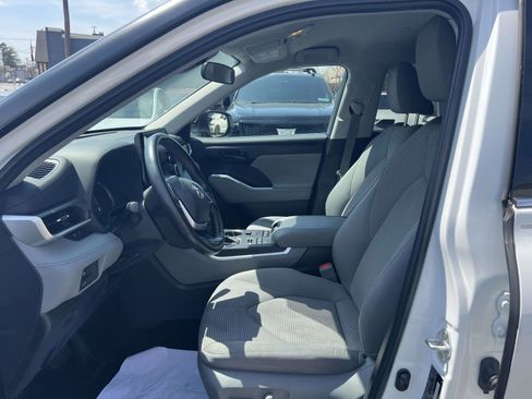 Used 2022 Toyota Highlander LE AWD/4WD image 11