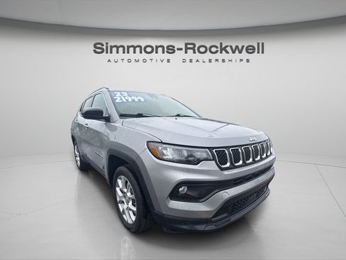 Used 2023 Jeep Compass Latitude AWD/4WD image 5