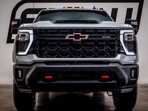 Used 2024 Chevrolet Silverado 2500 ZR2 w/ Technology Package image 3