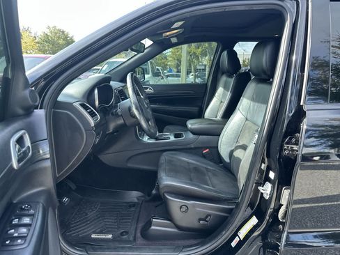 Used 2019 Jeep Grand Cherokee Altitude RWD image 2