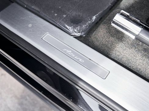 Used 2023 Bentley Bentayga Extended Wheelbase image 35