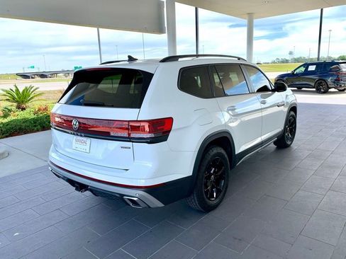 Used 2024 Volkswagen Atlas Peak Edition SE image 5