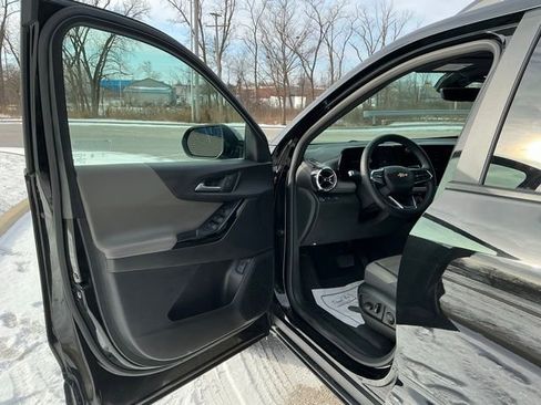 Used 2025 Chevrolet Equinox LT w/ Convenience Package II image 17