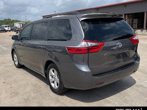 Used 2020 Toyota Sienna LE image 3