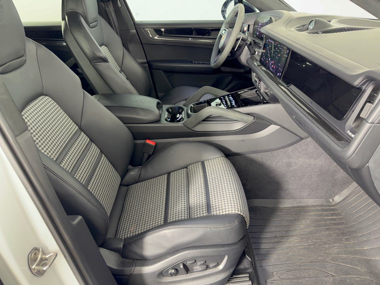 Certified 2025 Porsche Cayenne GTS AWD/4WD image 30