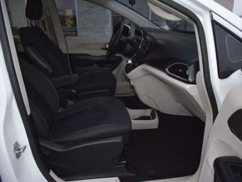 Used 2020 Chrysler Voyager L image 36