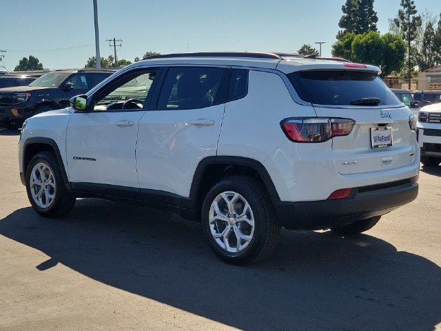 Used 2024 Jeep Compass Latitude AWD/4WD image 2
