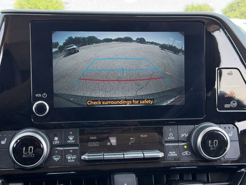 Used 2023 Toyota Highlander XLE FWD image 16