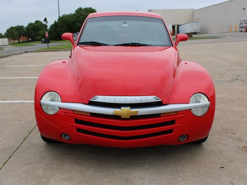 Used 2004 Chevrolet SSR w/ Preferred Equipment Group RWD image 32