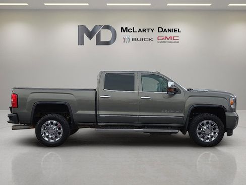 Used 2017 GMC Sierra 2500 Denali w/ Duramax Plus Package image 6