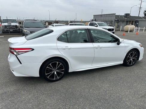 Used 2020 Toyota Camry SE image 11