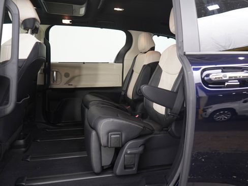 Used 2025 Toyota Sienna Limited image 20