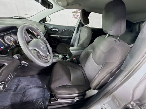 Used 2021 Jeep Cherokee Latitude w/ Mopar Interior Package FWD image 24