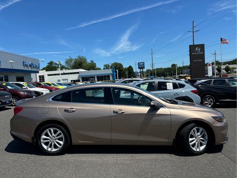 Used 2018 Chevrolet Malibu LT FWD image 3