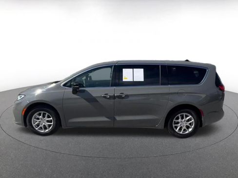 Used 2025 Chrysler Pacifica Select image 9