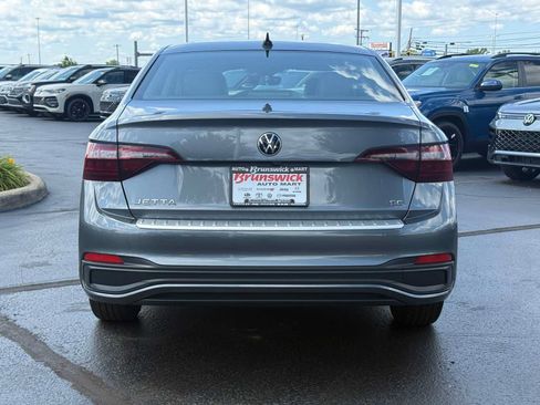 Certified 2023 Volkswagen Jetta SE w/ Panoramic Sunroof Package FWD image 5
