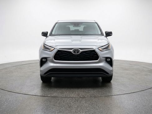 Used 2025 Toyota Highlander LE FWD image 2