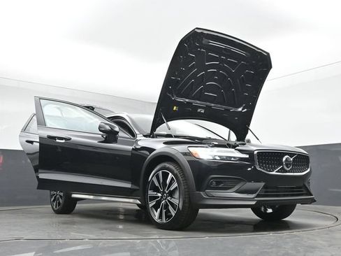 New 2026 Volvo V60 B5 Cross Country Ultra w/ Climate Package AWD/4WD image 56