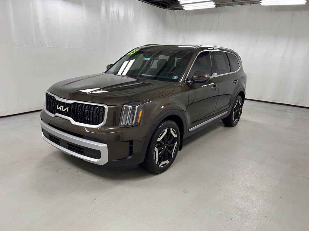 Used 2025 Kia Telluride EX w/ EX Captain's Chair Package AWD/4WD image 2
