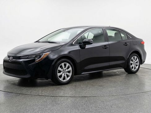 Used 2025 Toyota Corolla LE FWD image 3