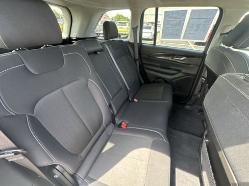 Used 2023 Jeep Grand Cherokee Laredo w/ Luxury Tech Group I AWD/4WD image 23