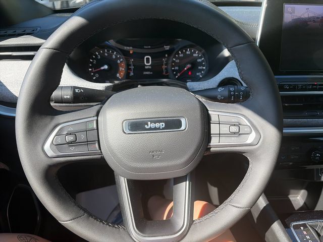 Used 2025 Jeep Compass Latitude AWD/4WD image 28