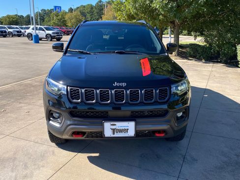 Used 2024 Jeep Compass Trailhawk image 2