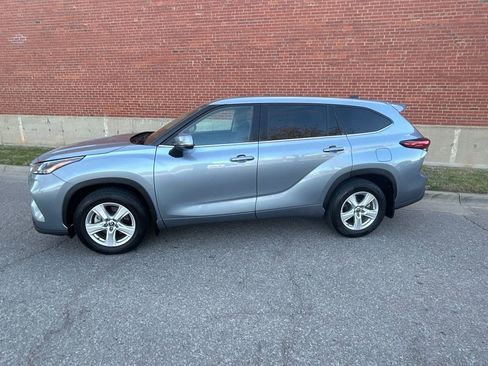 Used 2022 Toyota Highlander LE image 2