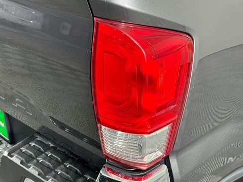 Used 2017 Toyota Tacoma SR5 w/ SR5 Appearance Package (SM) RWD image 31