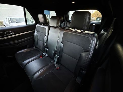 Used 2018 Ford Explorer XLT w/ Equipment Group 202A image 31