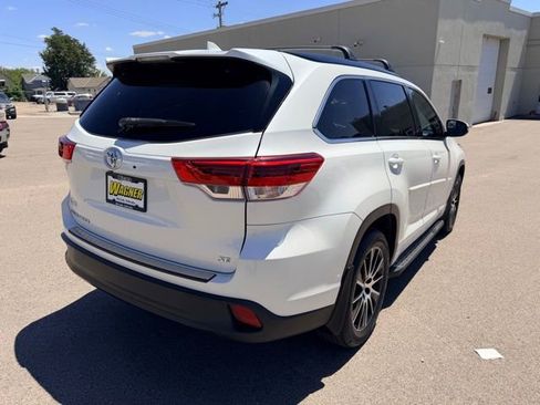 Used 2017 Toyota Highlander SE FWD image 3