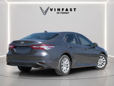 Used 2020 Toyota Camry LE image 3