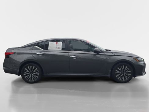 Used 2025 Nissan Altima 2.5 SV FWD image 7