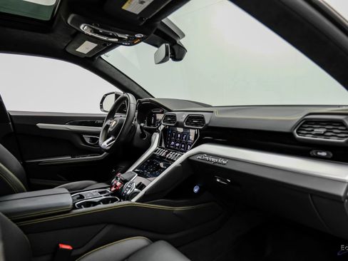 Used 2022 Lamborghini Urus AWD/4WD image 49