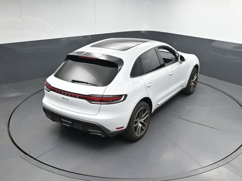 Certified 2025 Porsche Macan image 38