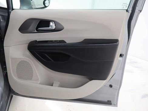 Used 2019 Chrysler Pacifica Limited FWD image 19