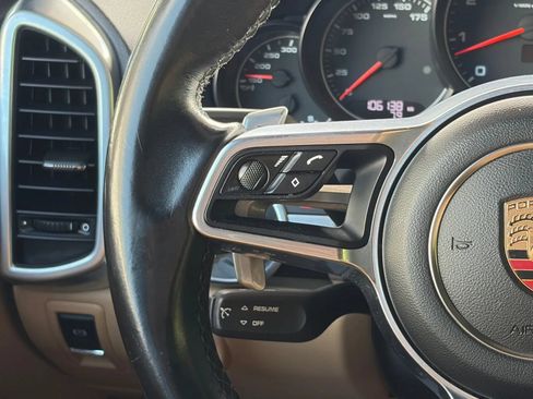 Used 2017 Porsche Cayenne w/ Premium Package AWD/4WD image 29