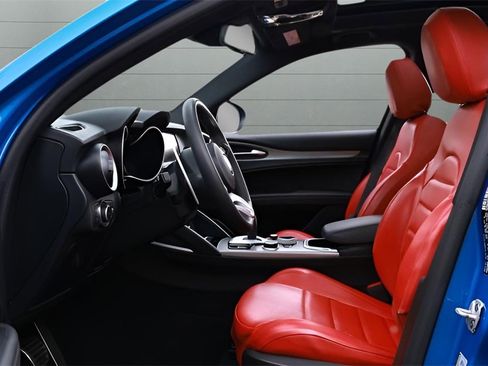 Used 2023 Alfa Romeo Stelvio Veloce image 2