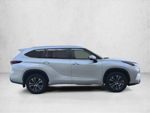 Used 2024 Toyota Highlander XLE AWD/4WD image 4