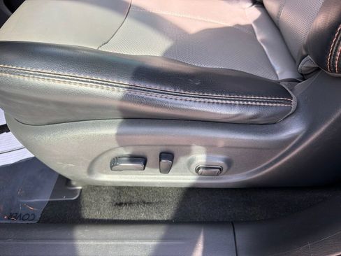 Used 2019 Nissan Pathfinder SL FWD image 12