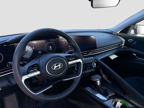 Certified 2025 Hyundai Elantra SEL image 9