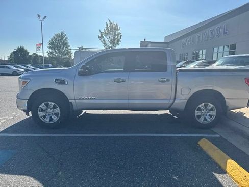 Used 2017 Nissan Titan SV RWD image 12