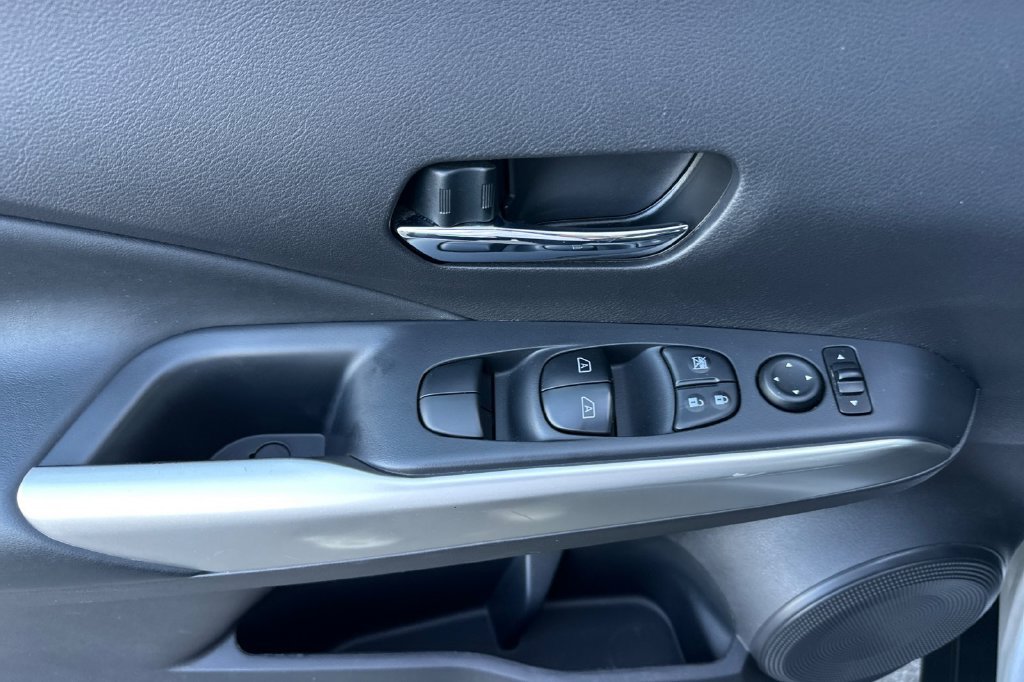 Used 2019 Nissan Kicks SR w/ SR Premium Package FWD image 10