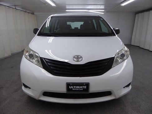 Used 2016 Toyota Sienna L image 2