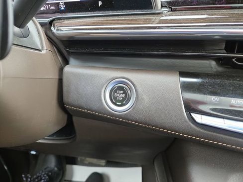 Used 2021 Cadillac Escalade Premium Luxury AWD/4WD image 22