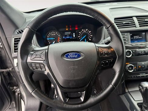Used 2019 Ford Explorer XLT image 15